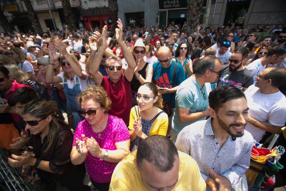 Tras 5 minutos y 90 kilogramos de pólvora el público ha roto en un sonoro "esto sí que es una mascletá".