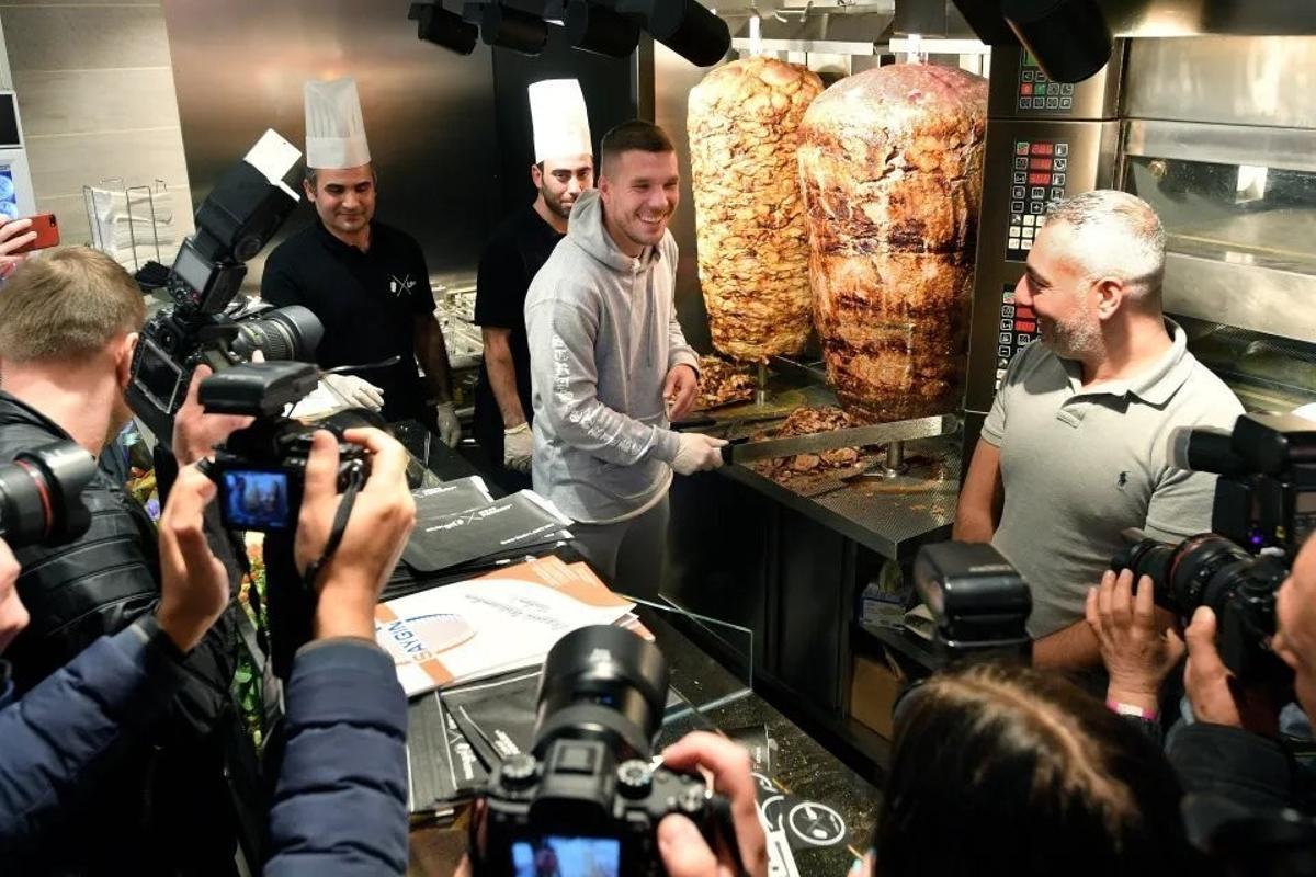 Podolski, con su negocio de Kebab