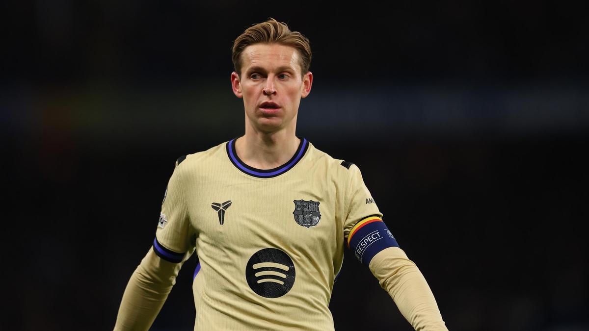 Frenkie de Jong, con el brazalete de capitán, durante la derrota del Barça en Stamford Bridge.
