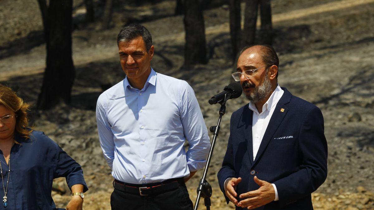 Pedro Sánchez y Javier Lambán, durante sus declaraciones en su visita al incendio de Ateca. / JAIME GALINDO