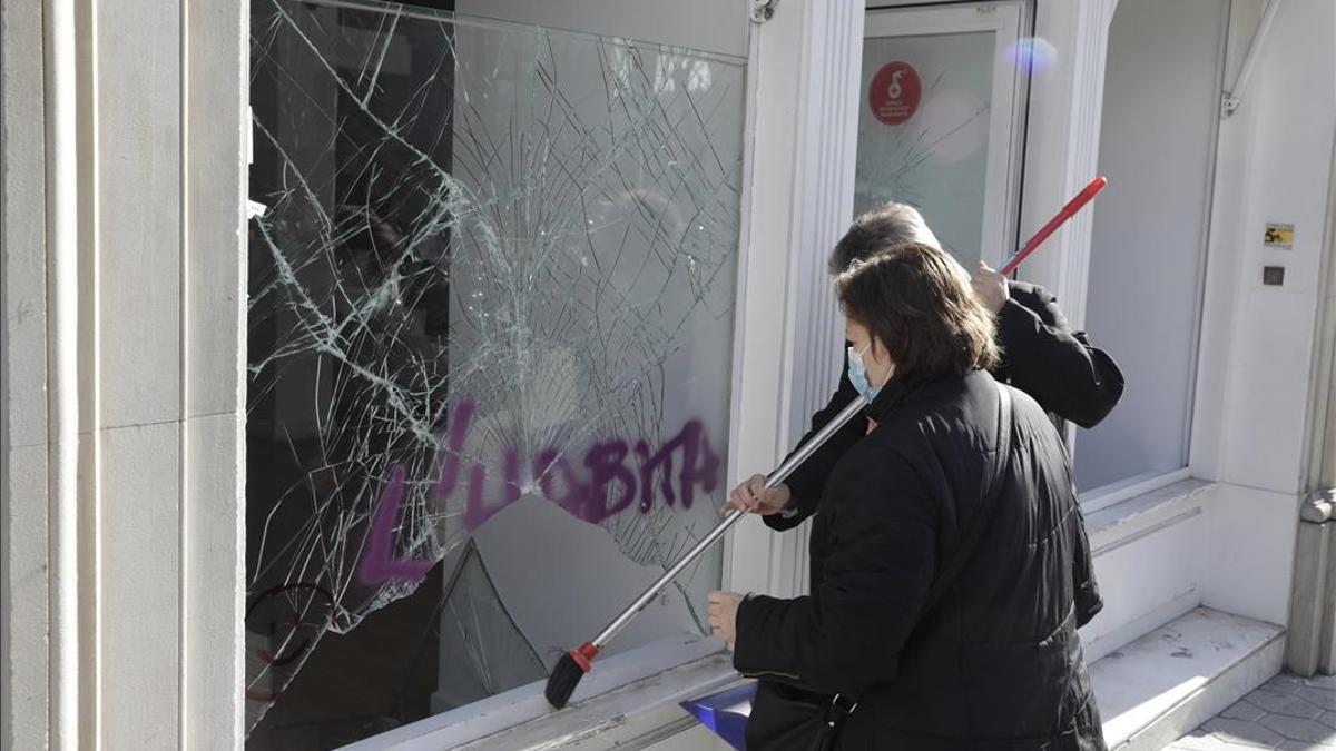 BARCELONA 17 02 2021 Politica Destrozos desperfectos el dia despues de la manifestacion contra la detencion de Pablo Hasel en Barcelona En la foto banco de Gran de Gracia FOTO de FERRAN NADEU