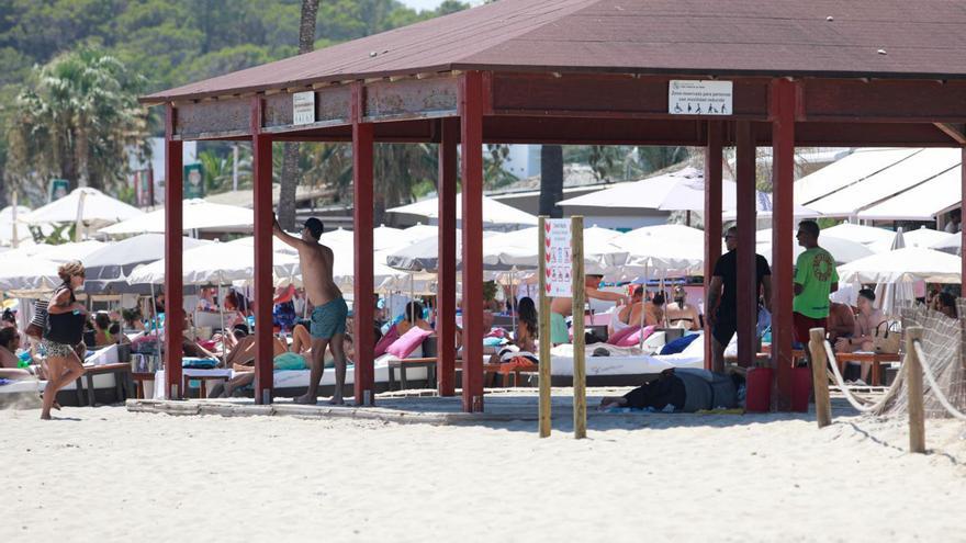 La pérgola de Platja d’en Bossa, en una imagen de archivo de este verano.