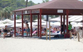 Denuncian que un centro de yoga usa para sus clases la pérgola de vulnerables de Platja d’en Bossa