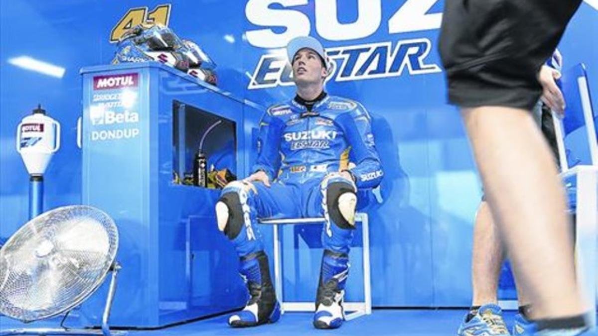 Aleix Espargaró, de 25 años, se relaja en el boxe de Suzuki poco antes de iniciar los entrenamientos del Gran Premio de Catalunya.