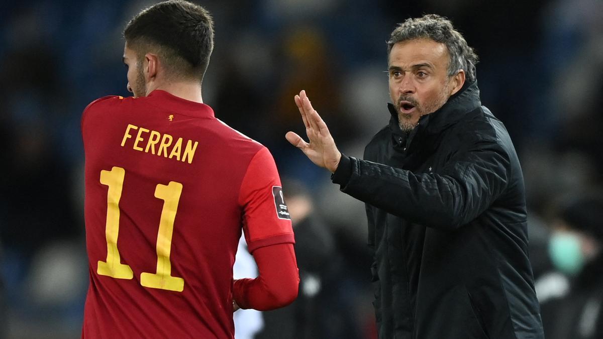 Luis Enrique da instrucciones a Ferran Torres en el choque contra Georgia.