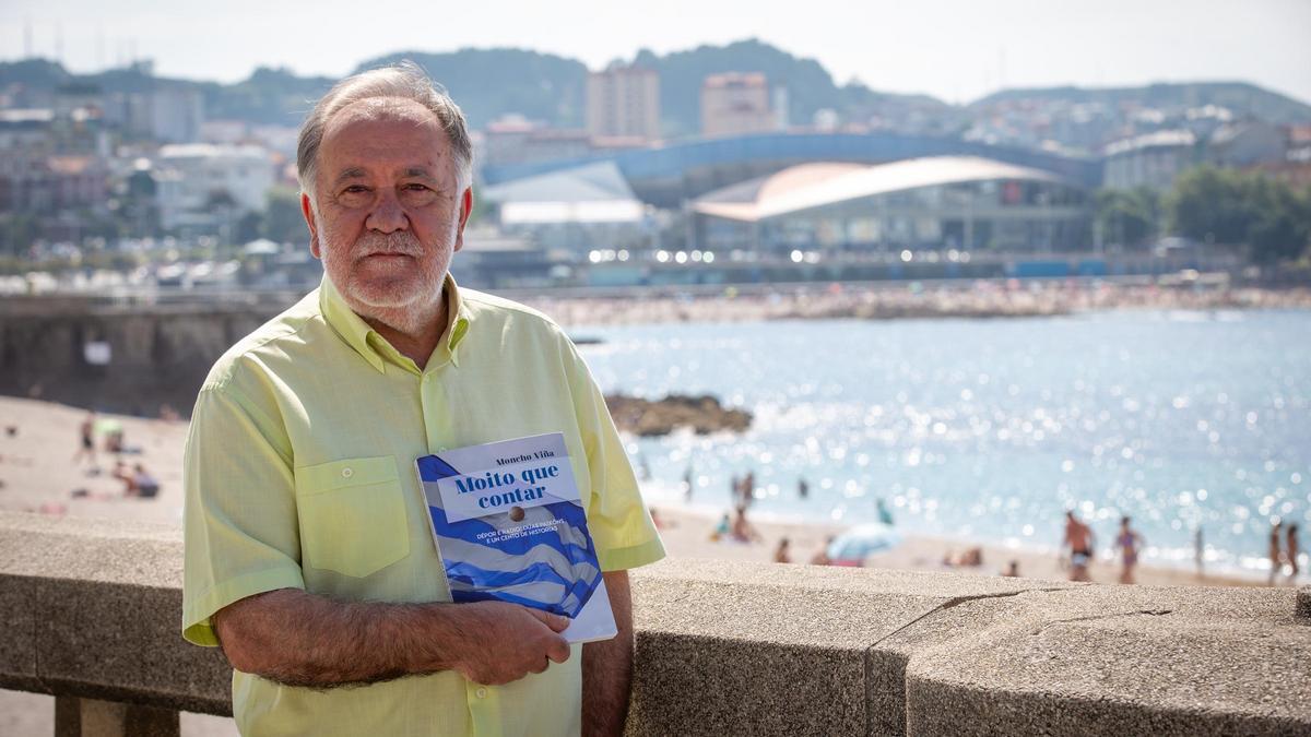 Moncho Viña, co seu libro, en Riazor