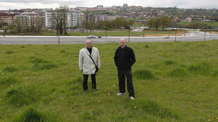 Emilio Peña y Fernando Díaz, directivos de la asociación vecinal, ayer, en la parcela prevista para el punto limpio. | luisma murias