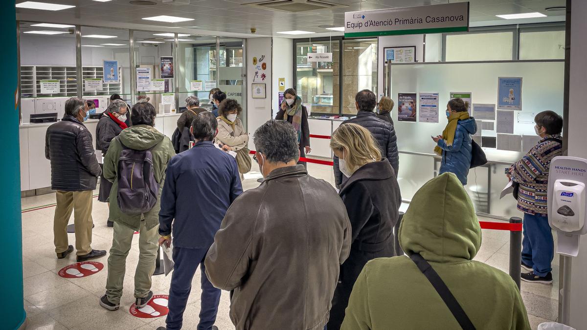 Cola de personas en un CAP