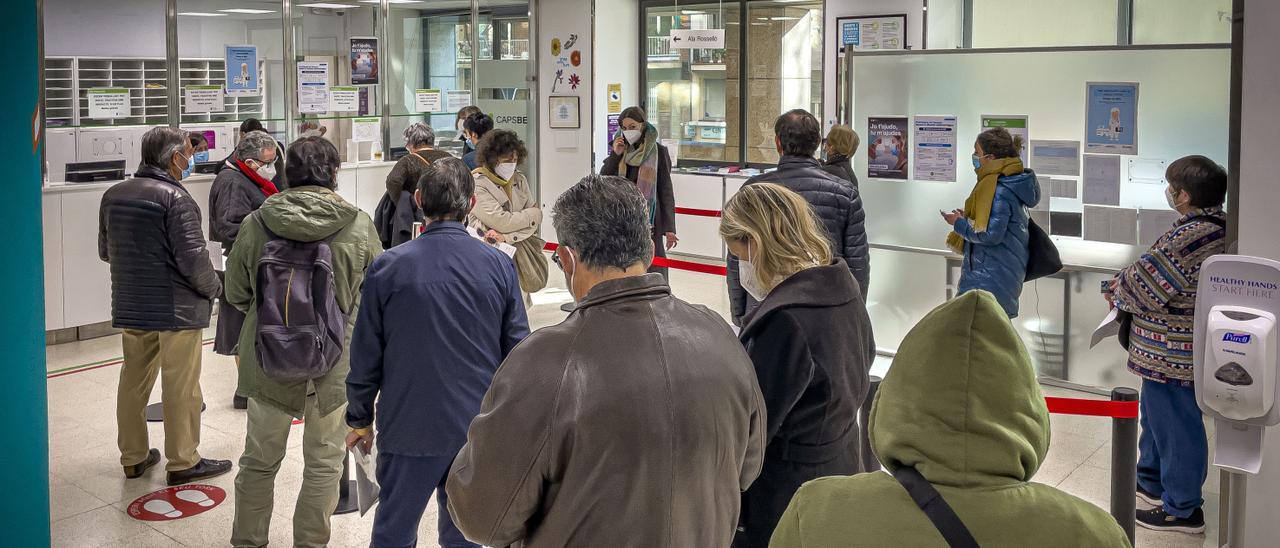 Cola de personas en un CAP