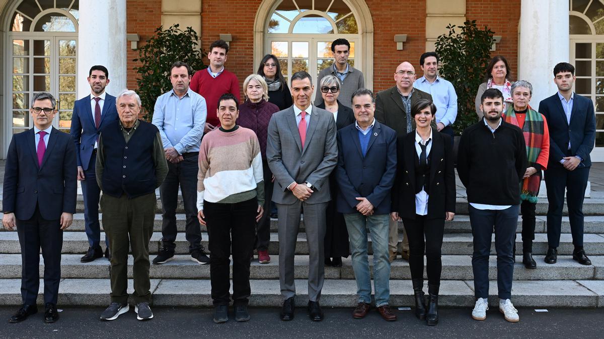 Pedro Sánchez en la reunión que mantuvo esta mañana con las víctimas de la pederastia en El Palacio de la Moncloa