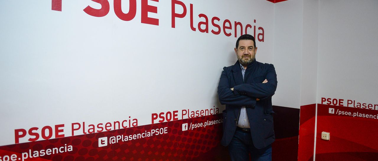Alfredo Moreno, en la sede del PSOE de Plasencia.