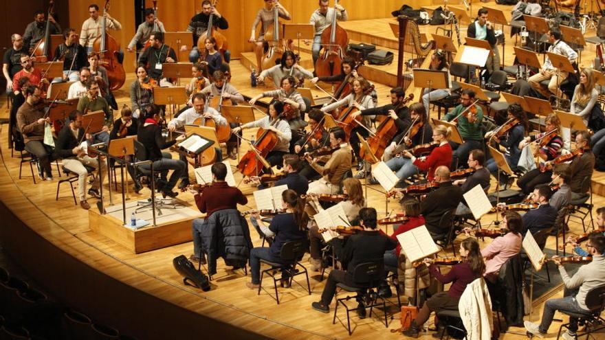 Los músicos de la Sinfónica de la Región, dirigidos por Virginia Martínez, ayer durante un ensayo en el Víctor Villegas.