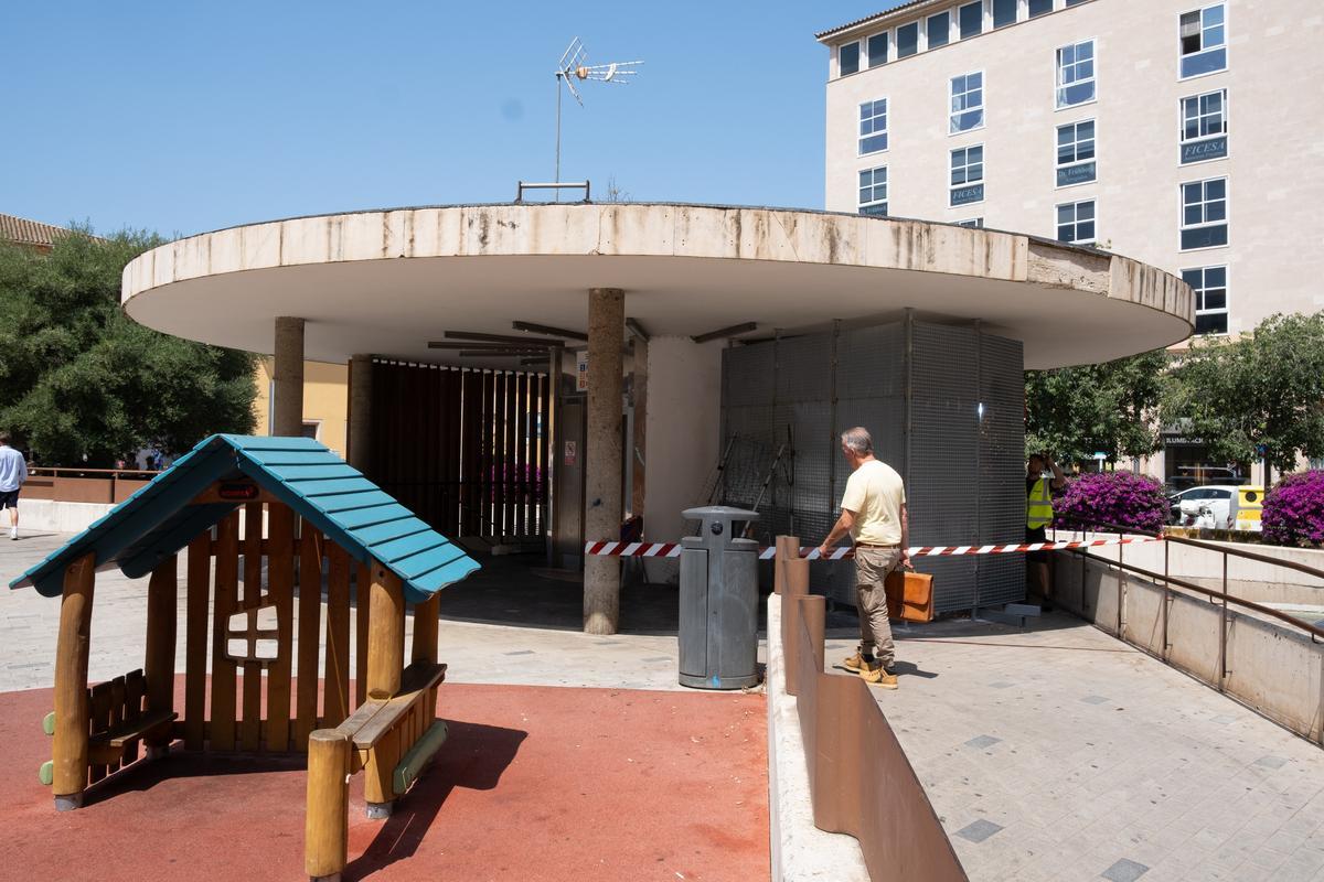 Nuevo aspecto de la entrada al aparcamiento de Comtat del Rosselló, con el nuevo cerramiento