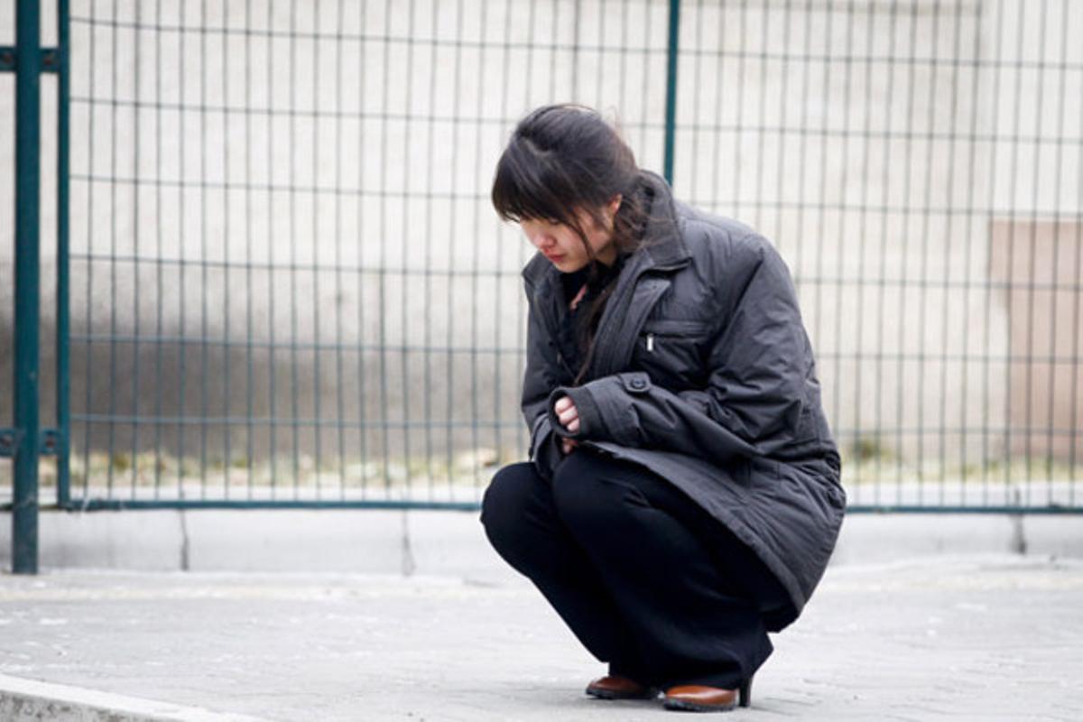 Una dona plora després d’abandonar l’ambaixada nord-coreana a Pequín (Xina), on s’ha celebrat una missa per la mort del dictador Kim Jong-il.