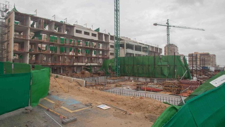 Costas autoriza a la propiedad a derribar el hotel de Arenales