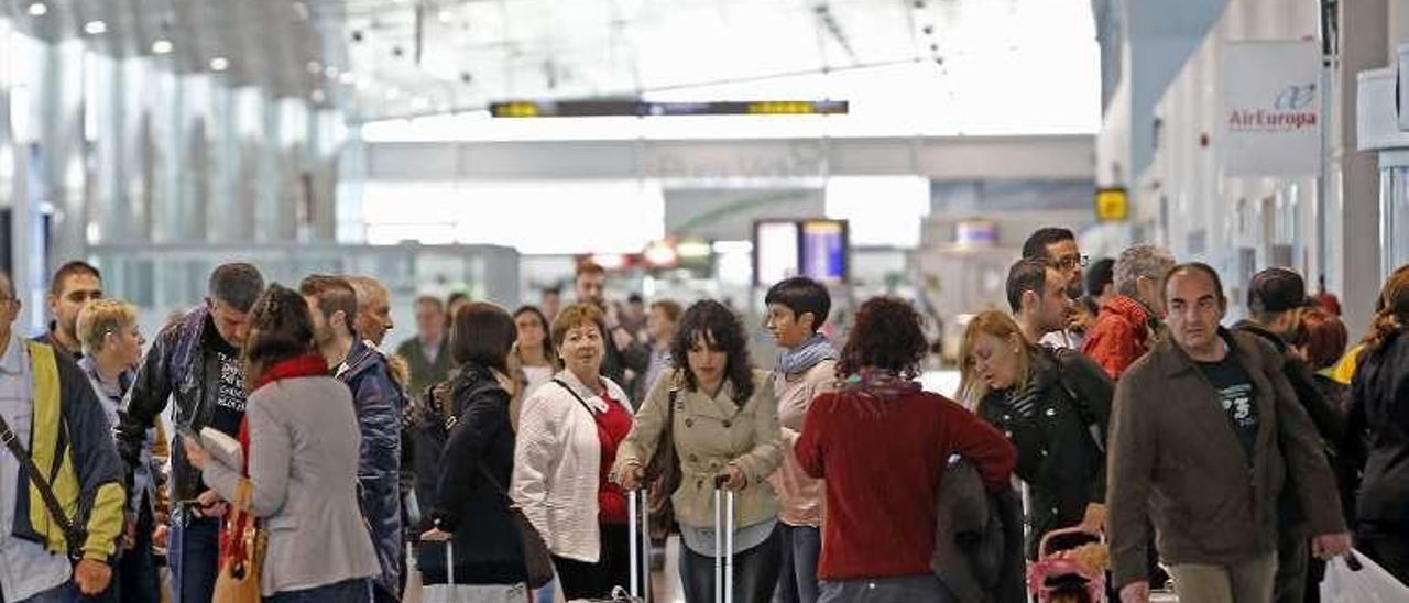 Pasajeros en el aeropuerto vigués de Peinador. // M. G. Brea