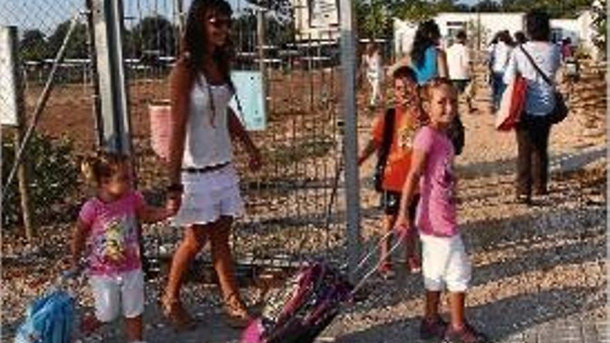 Escolars tornen a les classes el curs passat.