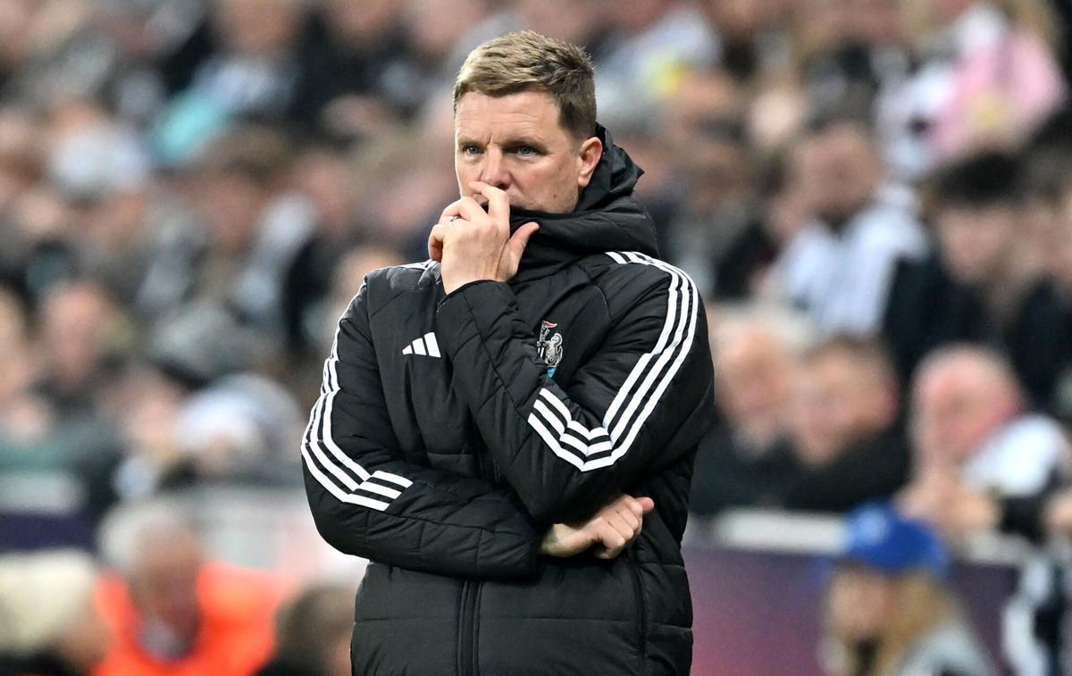 NEWCASTLE (United Kingdom), 05/11/2025.- Newcastle manager Eddie Howe watches from the touchline during the UEFA Champions League league phase match between Newcastle United and Athletic Club, in Newcastle, Britain, 05 November 2025. (Liga de Campeones, Reino Unido) EFE/EPA/PETER POWELL. newcastle . athletic bilbao. liga campeones 2025/2026 newcastle . athletic bilbao. 04. accion. st james park