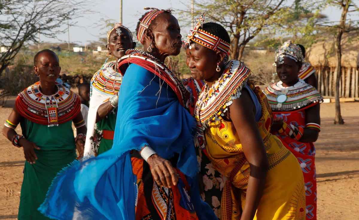 Las mujeres de la tribu Samburu que escaparon de la mutilación genital femenina y otros tipos de violencia de género hacen adornos tradicionales en la aldea de Umoja donde los hombres están restringidos, en Kenia