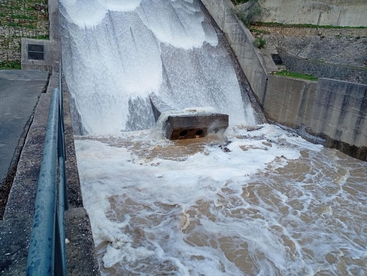 Imagen del desembalse en Guadarranque.