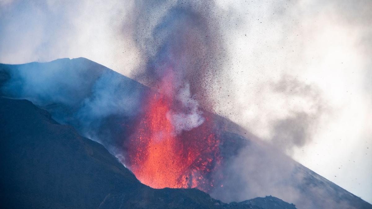 El con del volcà de La Palma s’enfonsa i torna a treure més lava