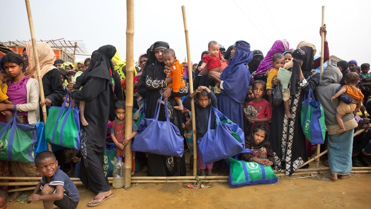 Mujeres rohinyás en un campo de refugiados en Bangladés.