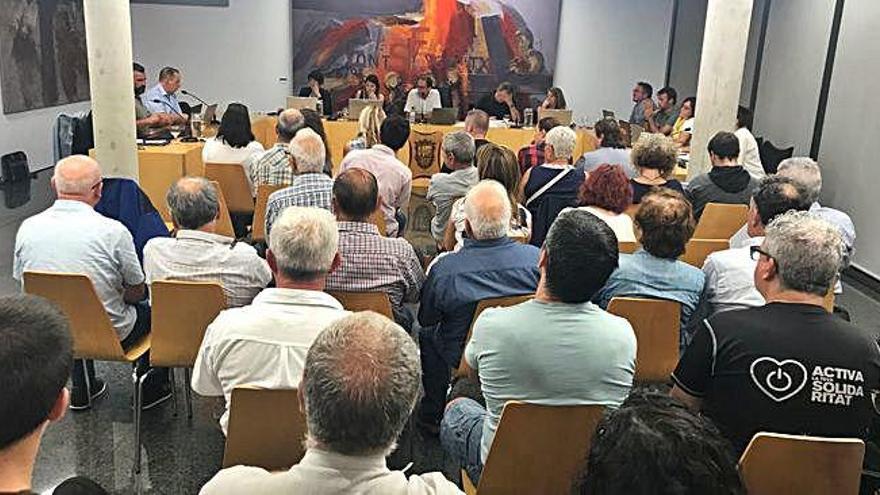 Els regidors asseguts a la sala de plens ahir, que es va omplir de públic