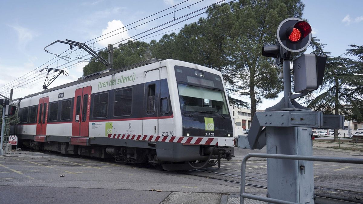 Un tren passant pel pas a nivell de l’avinguda Montserrat d’Igualada