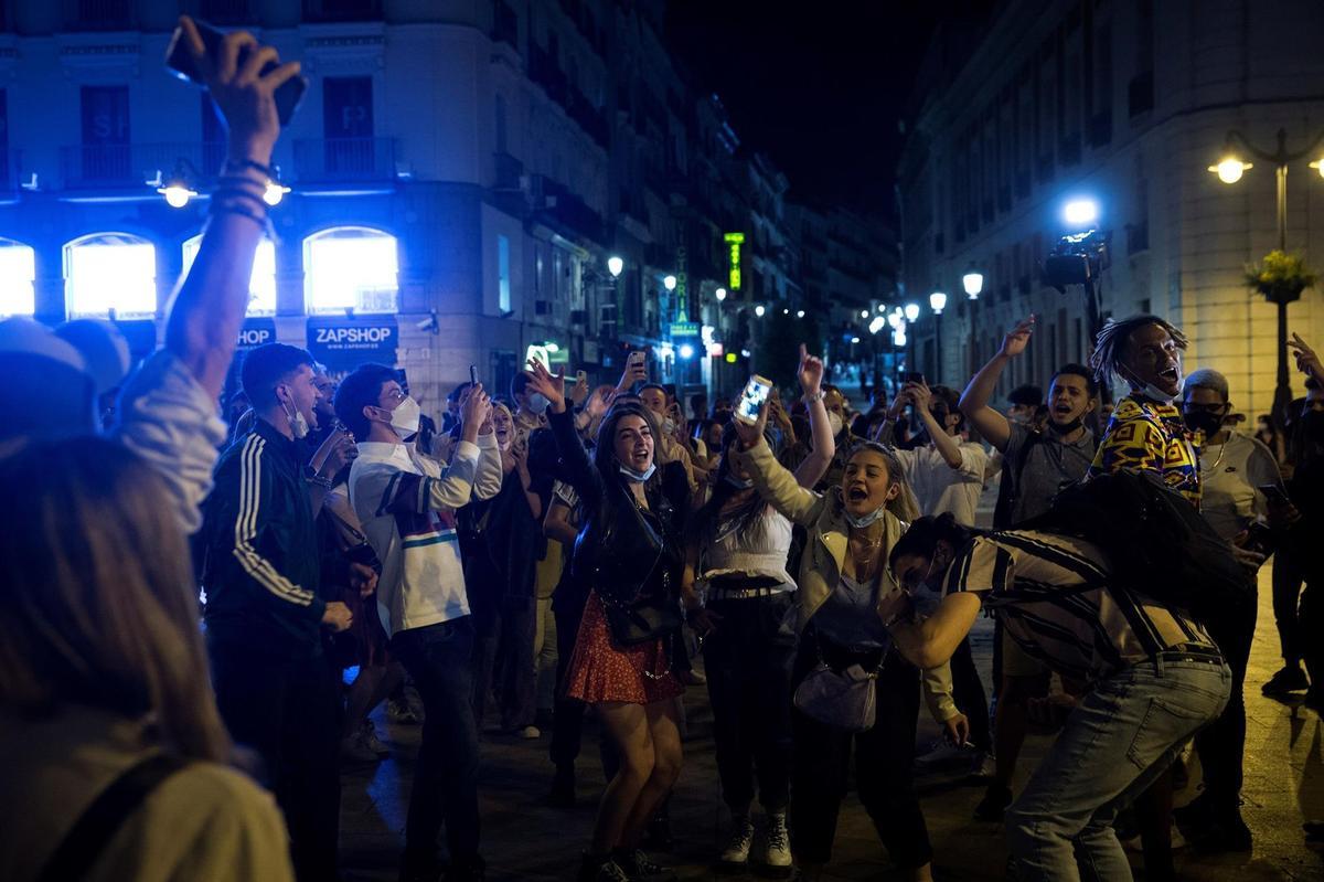 Decenas de jóvenes en la Puerta del Sol de Madrid tras concluir el estado de alarma.