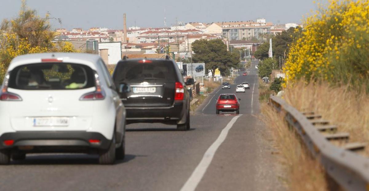 Vila-real quiere que la Generalitat actúa para habilitar una pasarela ciclopeatonal junto al puente de la autopista AP-7.
