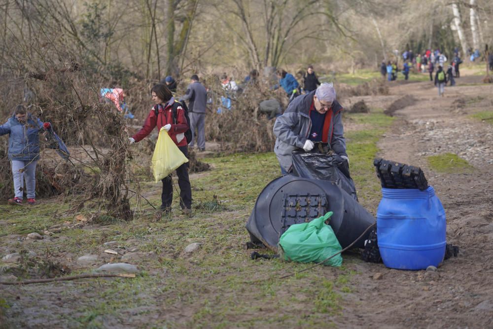 Voluntaris netegen la llera del riu Ter a Salt