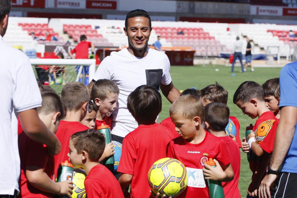 Thiago Alcántara visita el campus del Girona FC