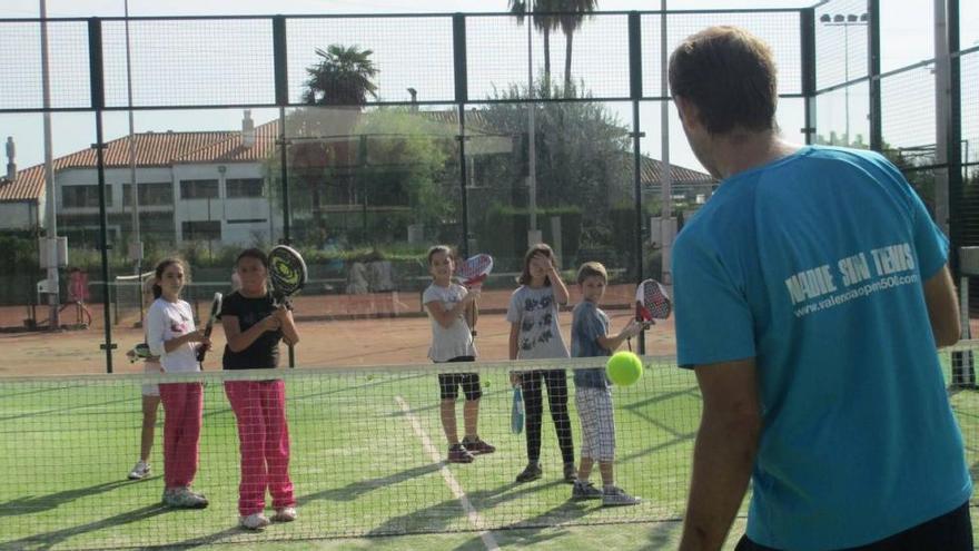 El club de tenis hará descuentos a los socios del SME tras el verano