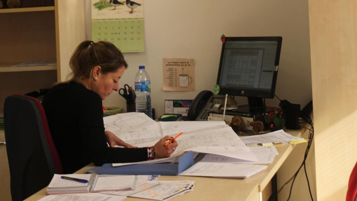 Lucía Zapico, técnica del grupo de desarrollo rural "Camín Real de la Mesa" en la oficina de Grado.