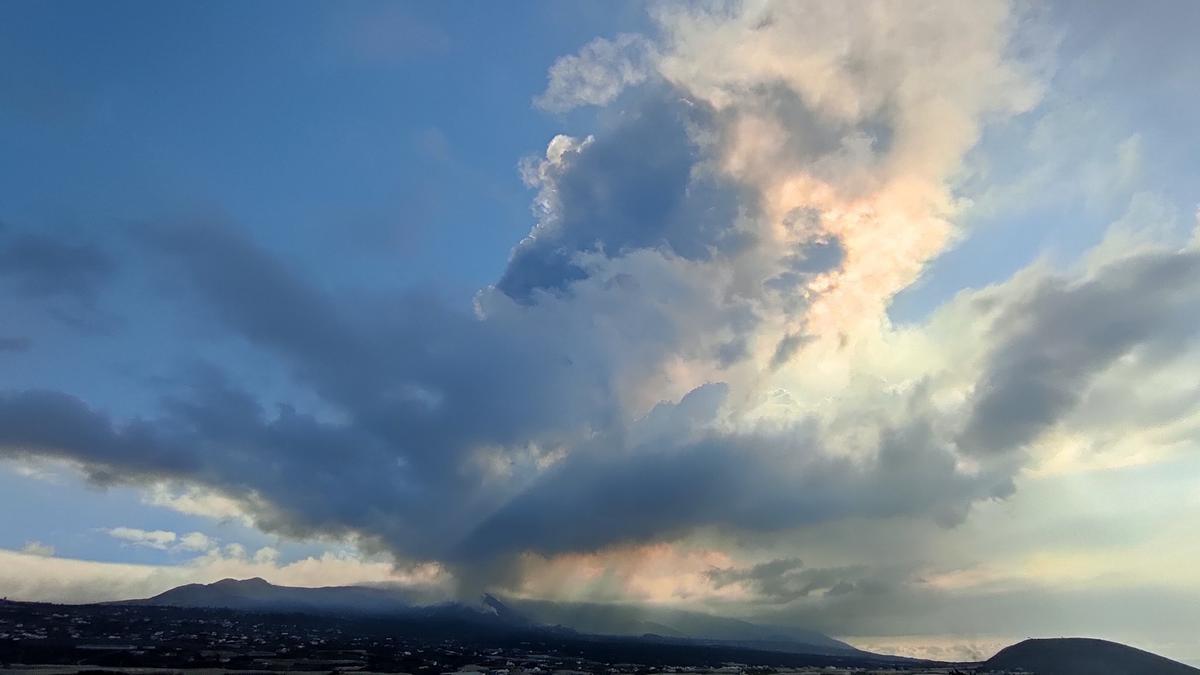 Columna de cenizas del volcán de La Palma elevándose a grandes altitudes hace días.