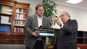 dijous, 14 gener 2016 13:39ACN/ Maria Fernández NogueraEl conseller sortint dEconomia i Coneixement, Andreu Mas-Colell, fa el traspàs de cartera del Departament dEconomia al nou conseller i vicepresident, Oriol Junqueras, el 14 de gener del 2016. Pla tres quarts (Horitzontal)