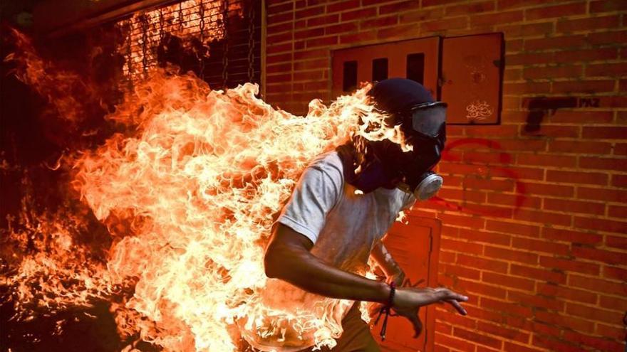 El ganador venezolano del World Press Photo tuvo que &quot;correr entre las llamas&quot;