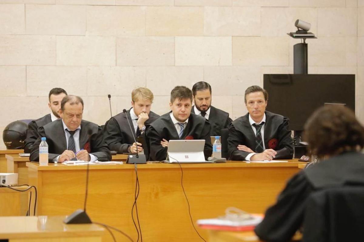 Manuel Penalva im Gerichtssaal (vorne links).