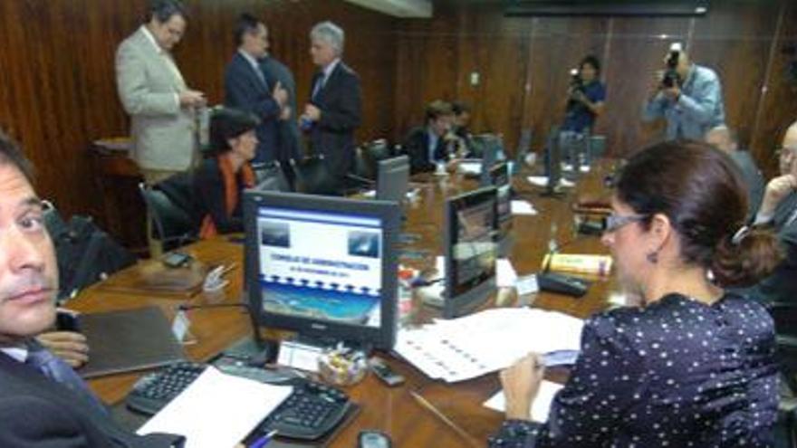 El presidente del Puerto, Luis Ibarra, ayer, junto a la secretaria del consejo de administración, María Bosch, y el exdirector, José Daniel López.  i CASTRO