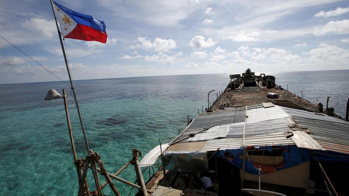 El Sierra Madre, con bandera filipina, varadado en el disputado archipiélago Spratly.