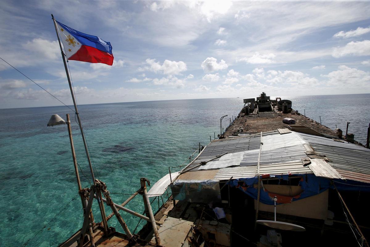 El Sierra Madre, con bandera filipina, varadado en el disputado archipiélago Spratly.
