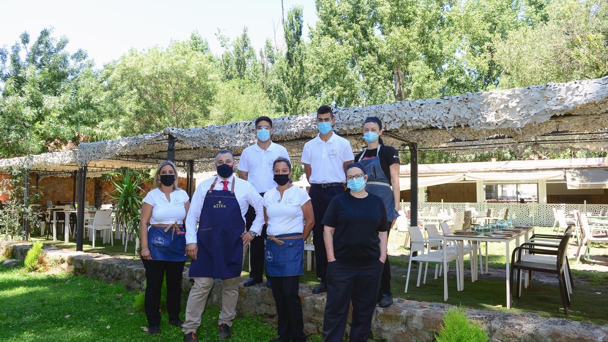 José Luis Vidal (segundo por la izquierda), con miembros de su equipo, en La Isla.