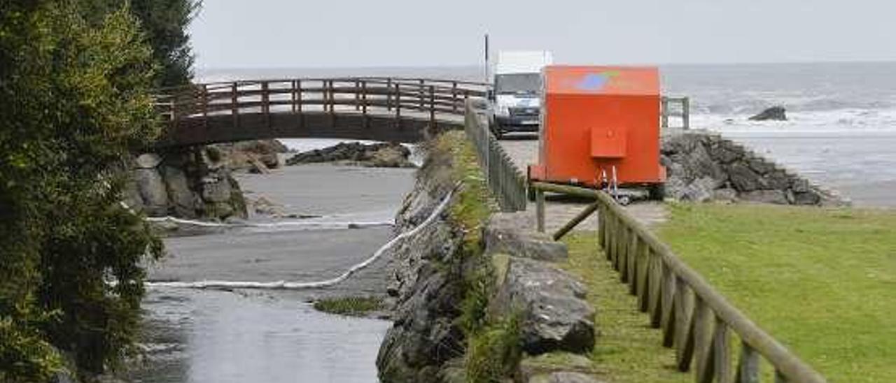 Barreras anticontaminación en la desembocadura del río Ferrería.