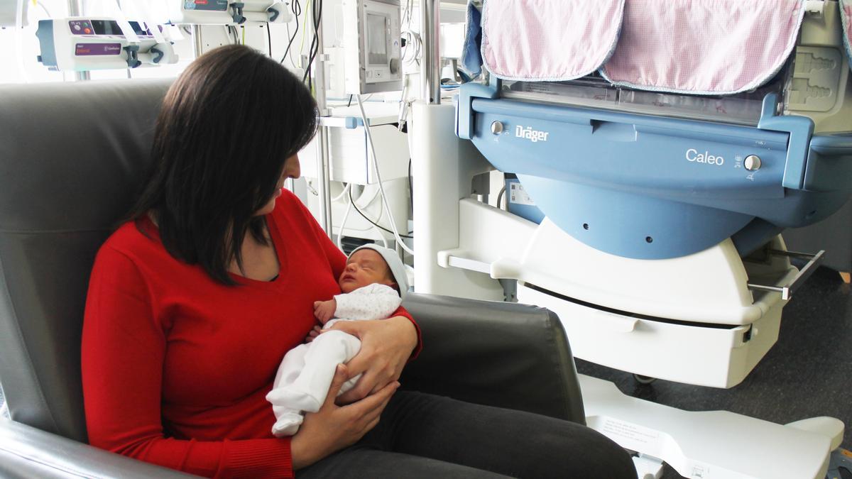 Una madre con su bebé en el Hospital del Vinalopó.