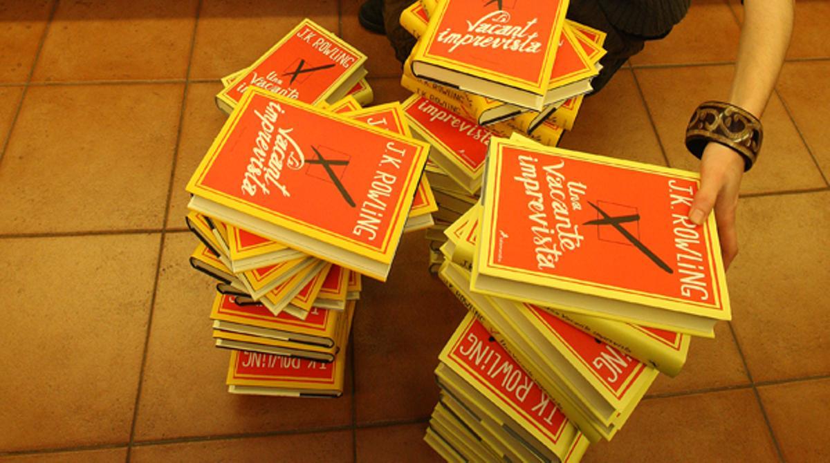 J. K. Rowling publica a Espanya i a l’Amèrica Llatina la seva novel·la per a adults.