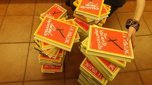 J. K. Rowling publica a Espanya i a l’Amèrica Llatina la seva novel·la per a adults.