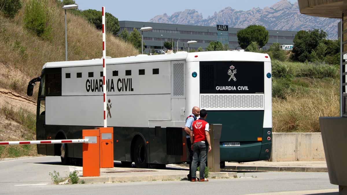 Los políticos presos llegan a la cárcel de Brians 2