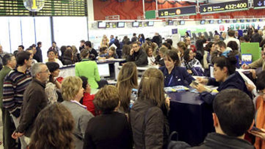 Imagen de los pasajeros afectados en el aeropuerto de Madrid por el &#039;parón&#039; de los controladores de diciembre. i LP