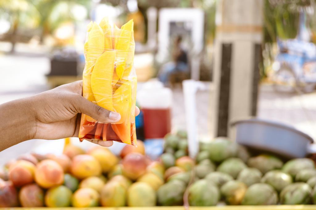 Mango maduro en un puesto de fruta callejero.