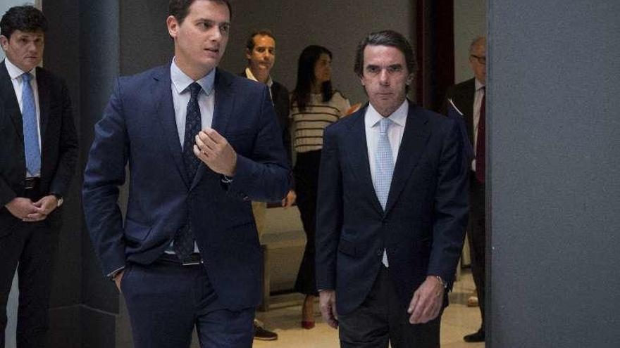 Albert Rivera, a la izquierda, y José María Aznar, ayer. // Efe